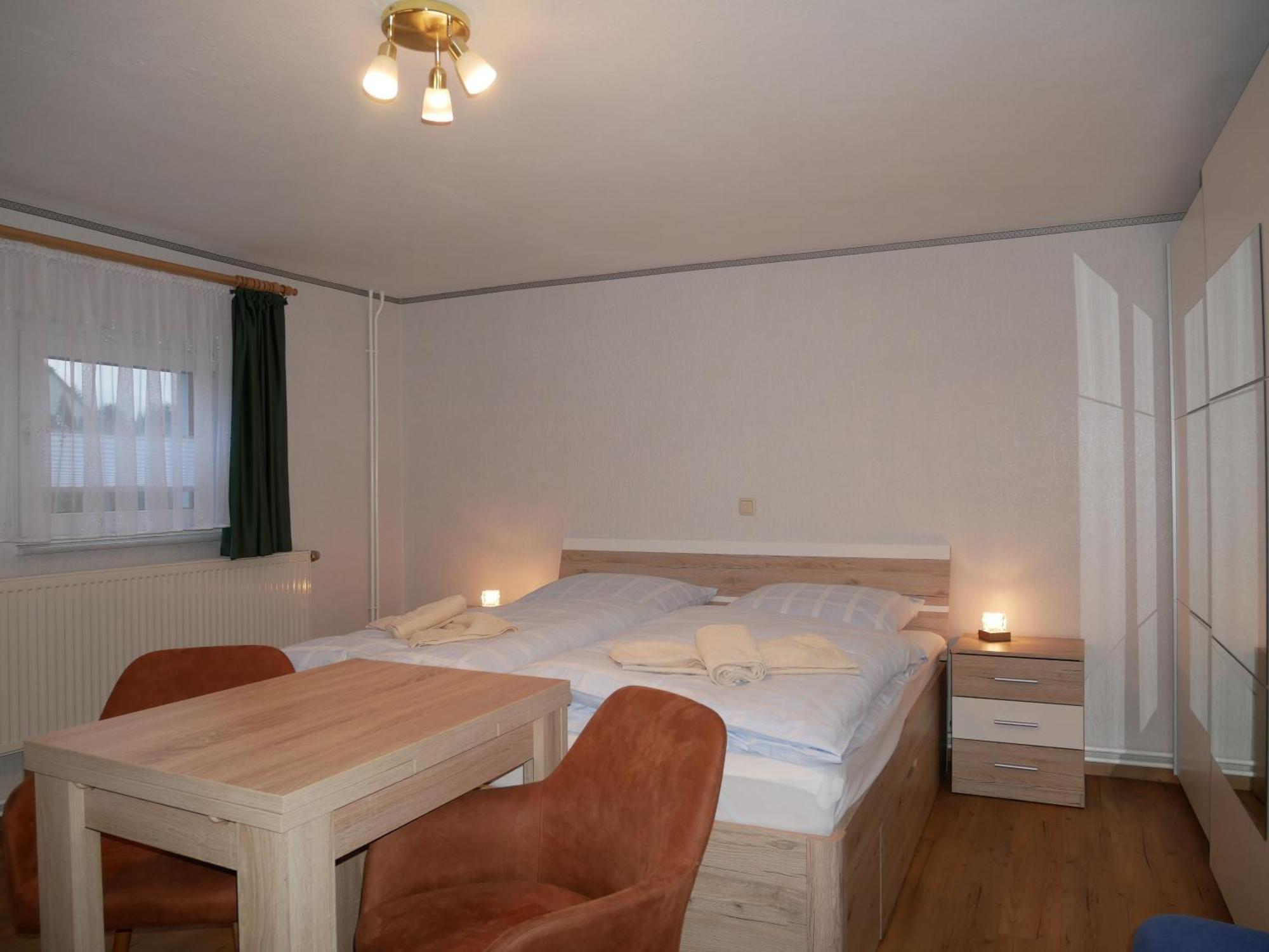 2 Ferienzimmer Inkl Fr & 1 Bungalow, Wlan, Garten, Grill Homestay *