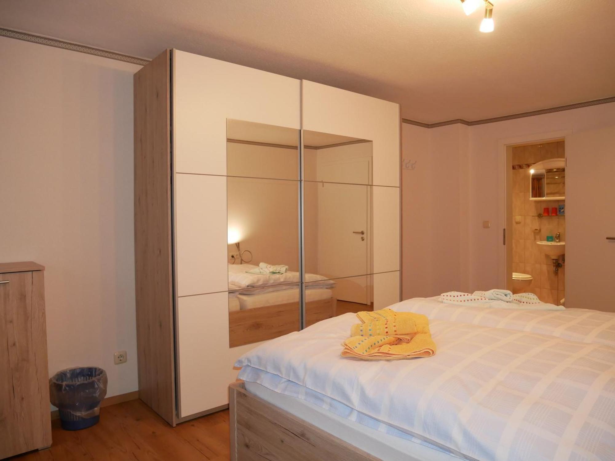 2 Ferienzimmer Inkl Fr & 1 Bungalow, Wlan, Garten, Grill Homestay